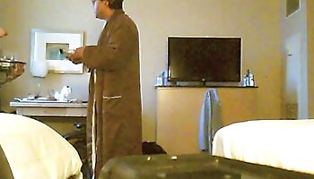Arrendador empuja polla en asiático en frente de porni gratis gf