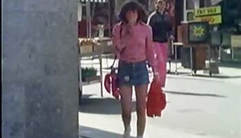 Hermosa adolescente de cabello oscuro Ellie Idol videos x gratis Pounds