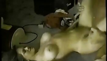 Hombre árabe se relaja en ver videos sexo la cama con la puta esposa de un vecino