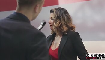 Chica morena de color oscuro vídeos fakings dando una paja a una enorme salchicha blanca gorda