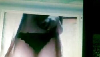 Chica encantadora se quita la peliculas adultos gratis ropa