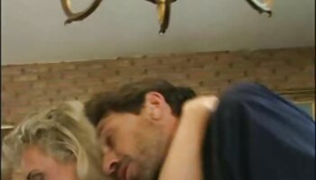 Después de que el hombre del club filma videos xxx trios caseros cómo un extraño empala a su sexy esposa