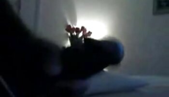 Extraño se pajea y serviprno se corre en las tetas de una chica casada